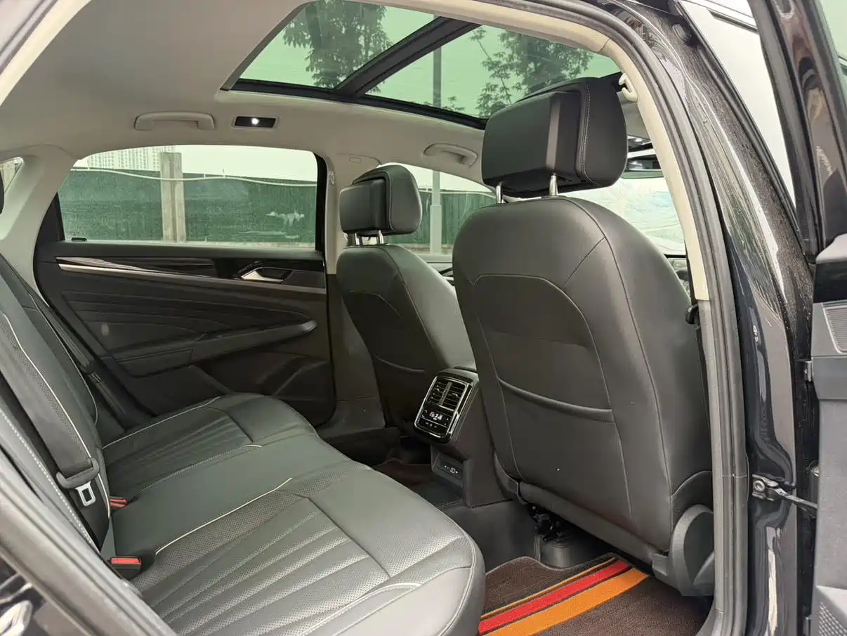 Volkswagen Passat 2024 380TSI Starlight Luxury Edition фото 16