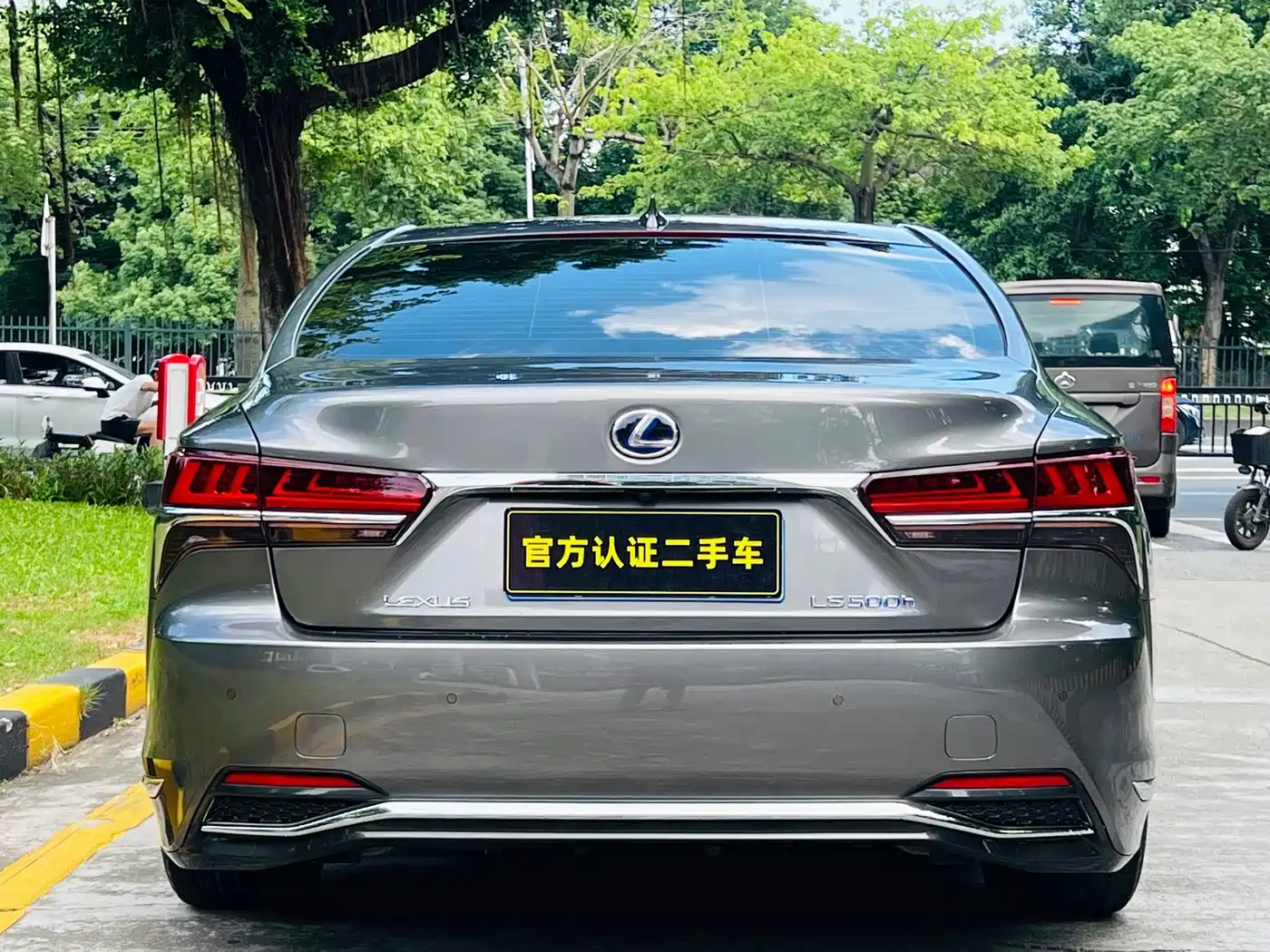 Фото 4 - Lexus LS