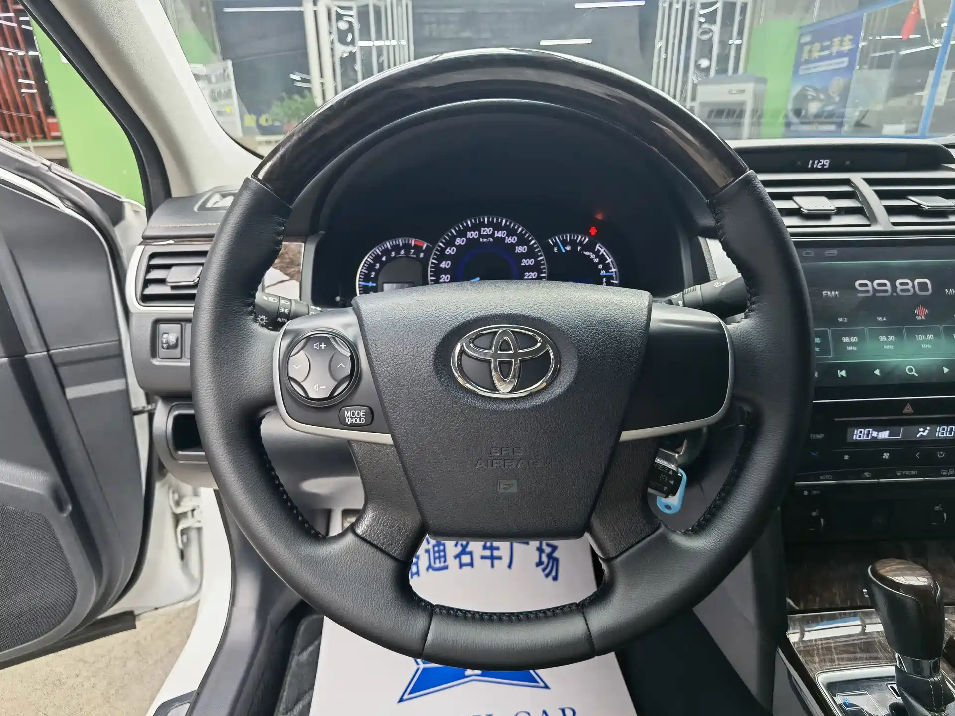 Фото 10 - Toyota Camry