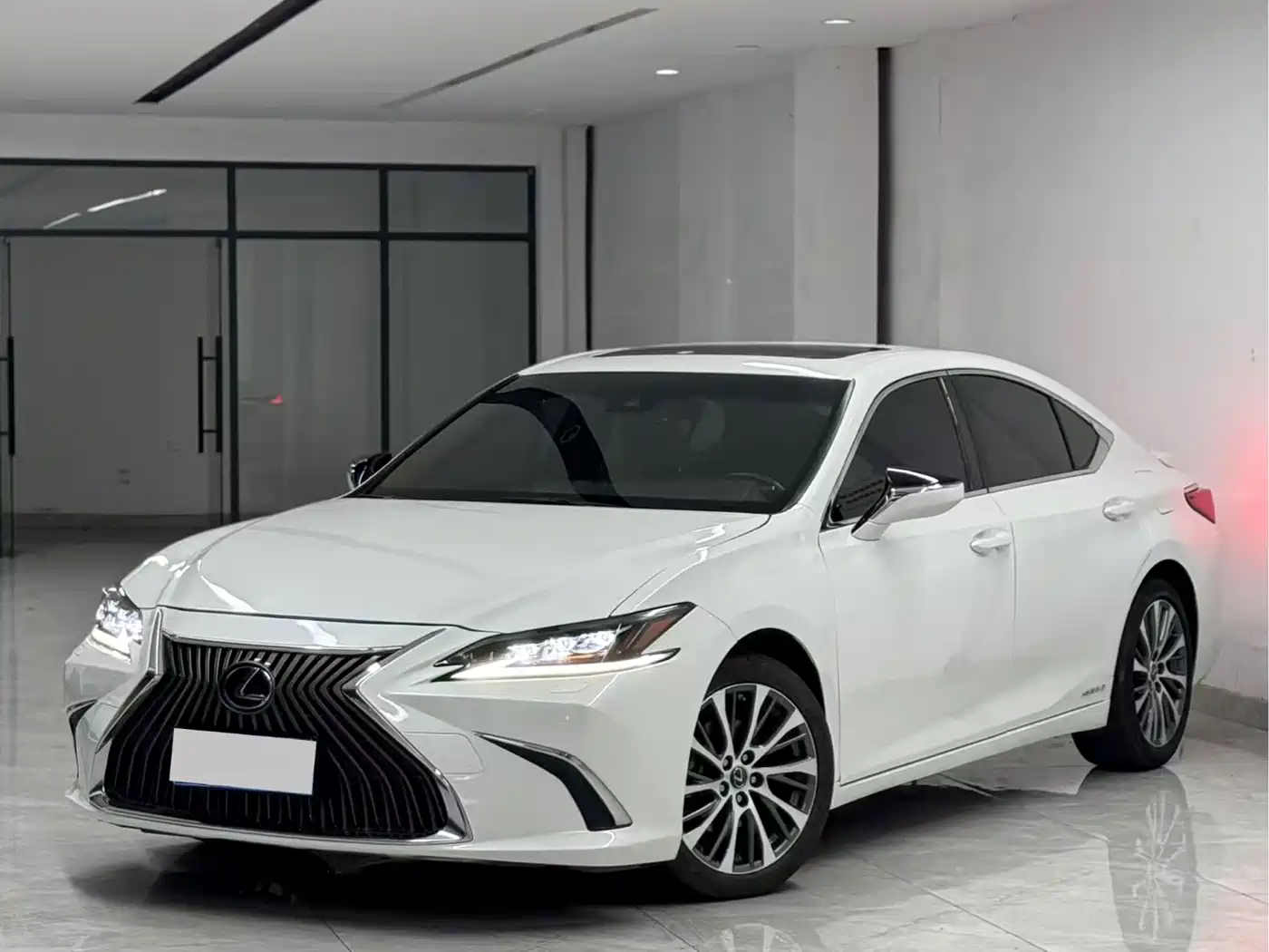Фото 1 - Lexus ES