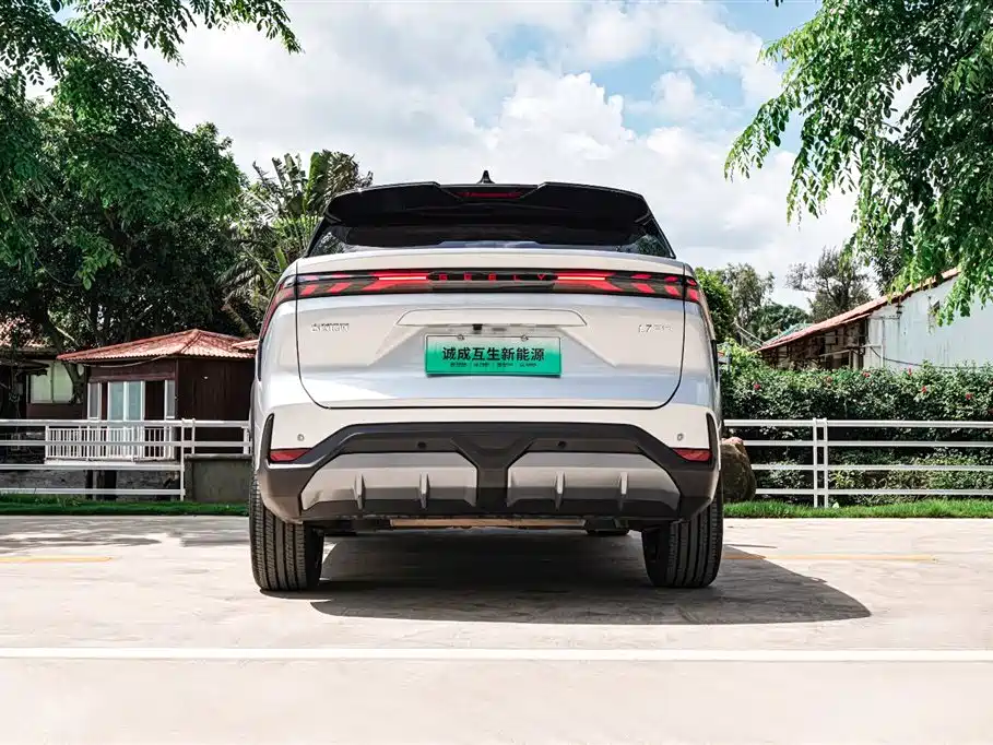 Geely Galaxy Galaxy L7 2025 EM-i 115km Explorer+ Edition фото 7