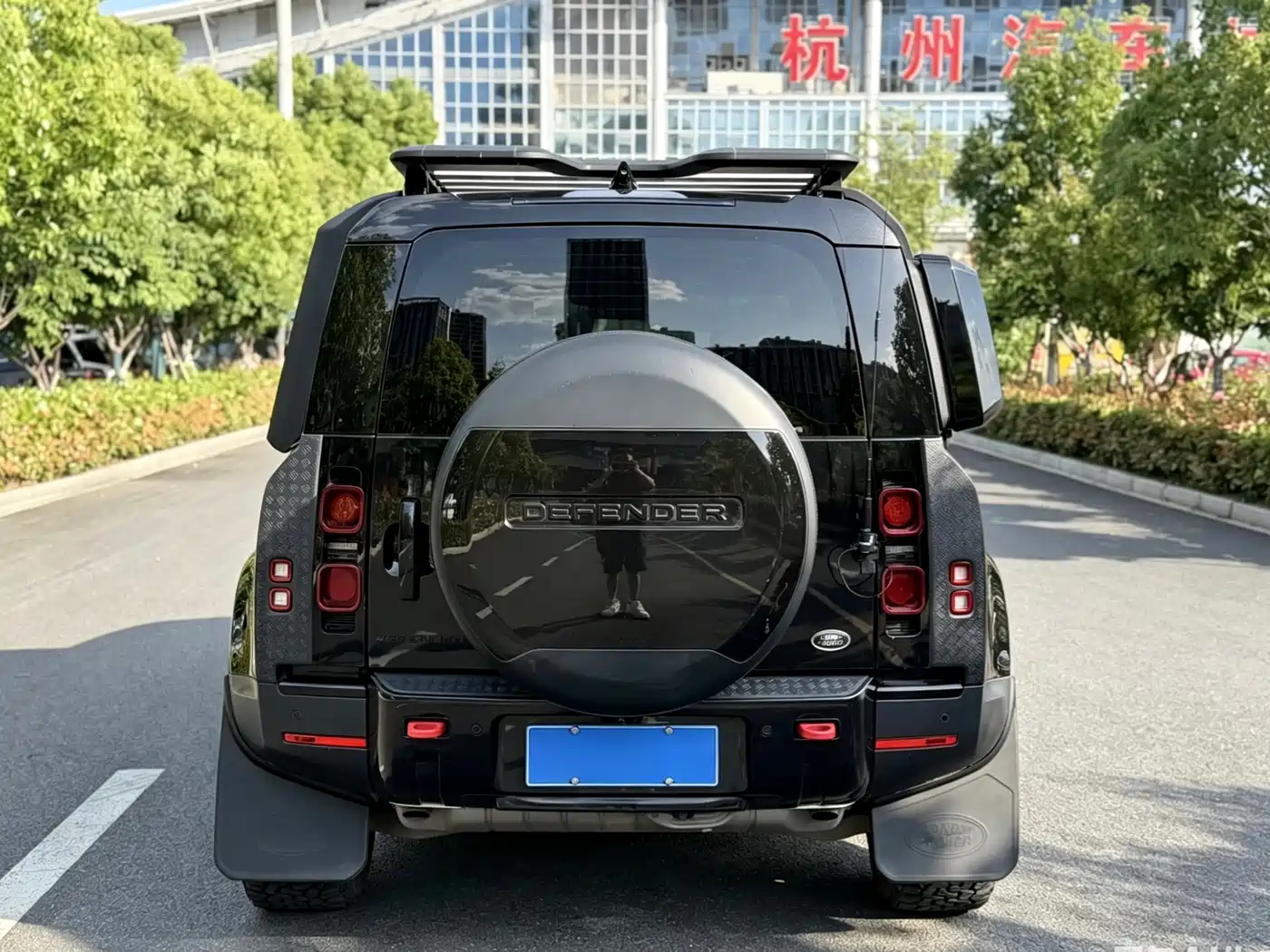 Land Rover Defender 2021 110 P400 Dark Special Edition фото 5