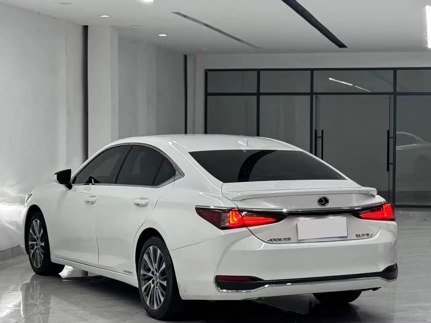 Фото 9 - Lexus ES