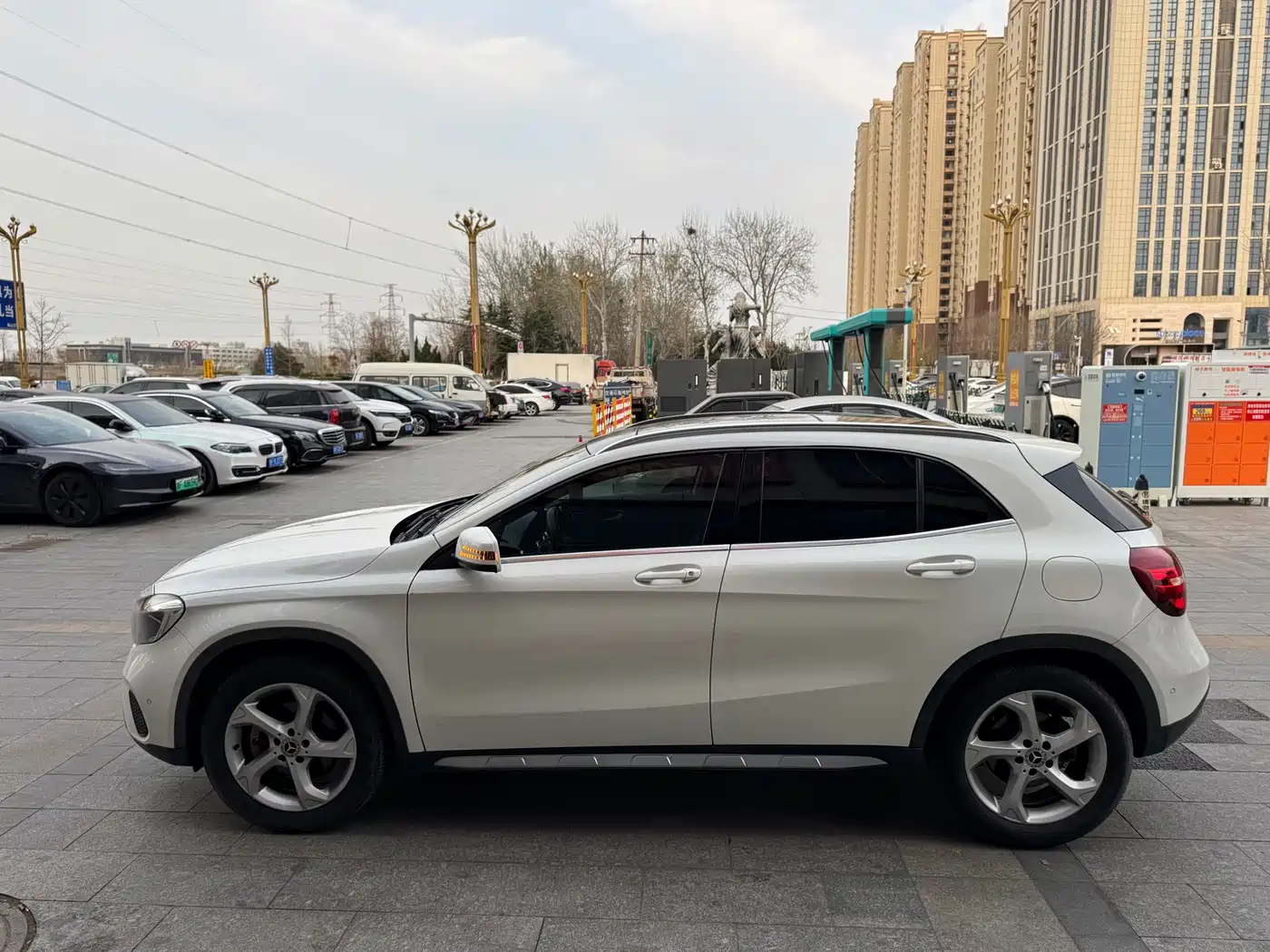 MERCEDES-BENZ GLA