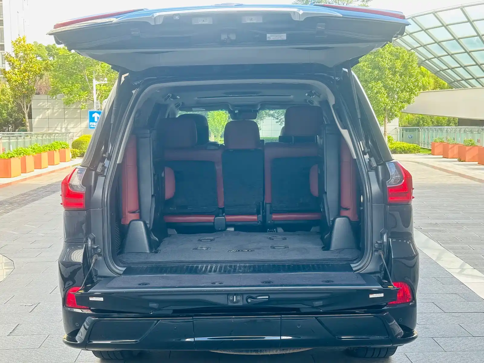 Фото 16 - Lexus LX