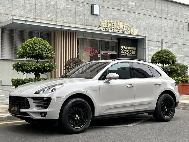 PORSCHE MACAN