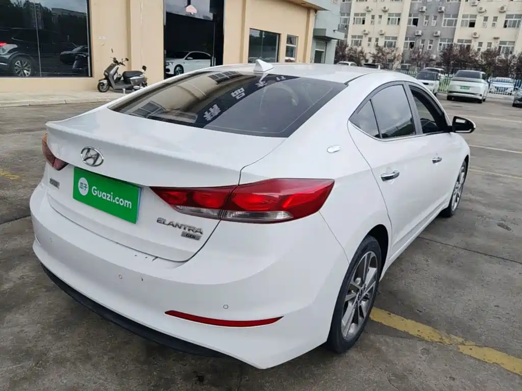 Фото 7 - Hyundai Elantra