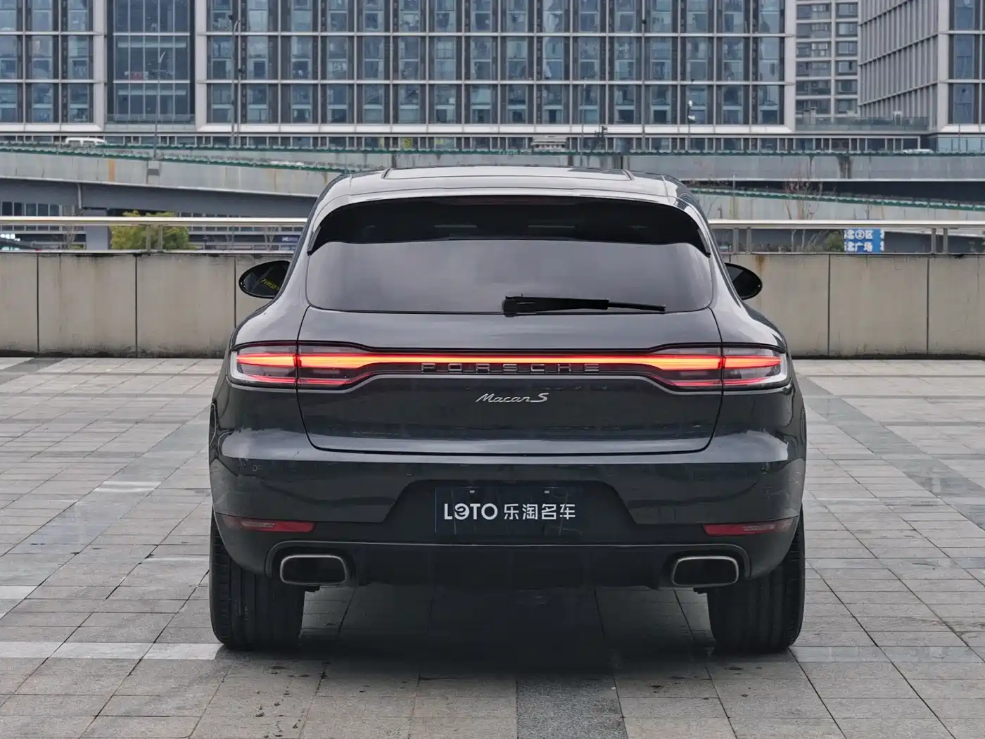 PORSCHE MACAN