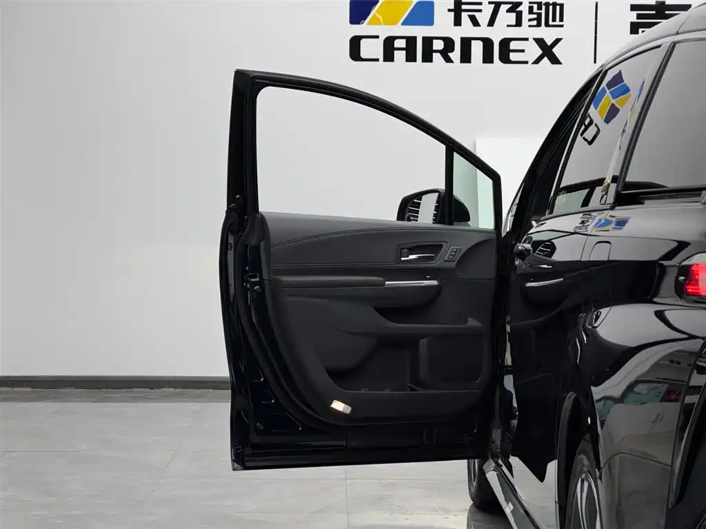 Toyota Granvia 2023 2.5L Hybrid Flagship VIP Edition фото 5