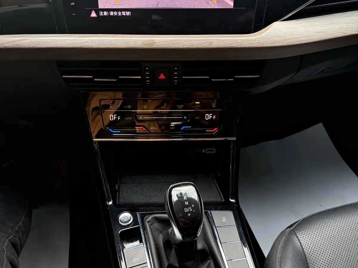 Volkswagen Passat 2020 330TSI Luxury Edition China VI фото 14