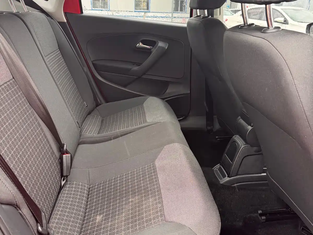 Volkswagen Polo 2014 1.4L Automatic Comfort Edition фото 13
