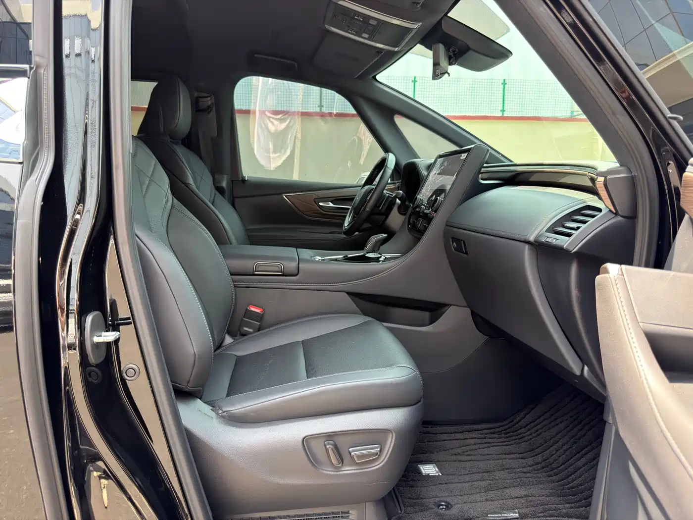 Toyota Vellfire 2024 Crown Hybrid 2.5L Executive Premium Edition фото 13
