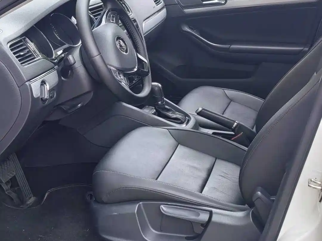Volkswagen Sagitar 2018 1.6L Automatic Comfort фото 7