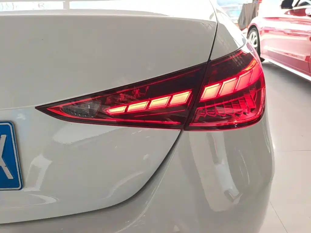صورة 8 - Mercedes-Benz C-Class