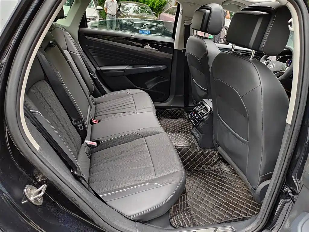 Volkswagen Passat 2024 380TSI Luxury фото 11