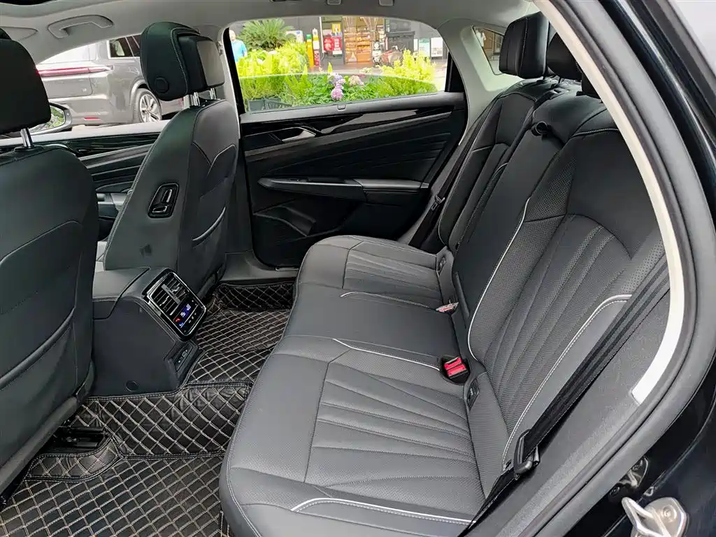 Volkswagen Passat 2024 380TSI Luxury фото 8