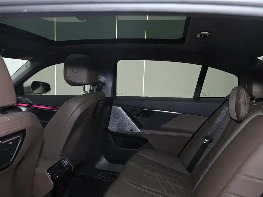 BMW 5 Series 2024 530Li Leading M Sport Package фото 22