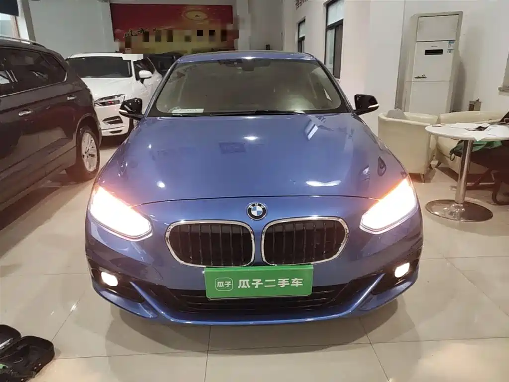 BMW 1 Series 2018 118i Sport Edition фото 3