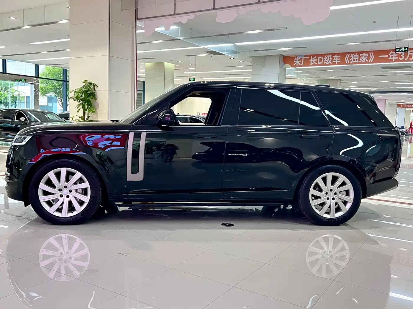 Land Rover Range Rover 2025 3.0 L6 400PS Flourishing Era Extended Wheelbase фото 3