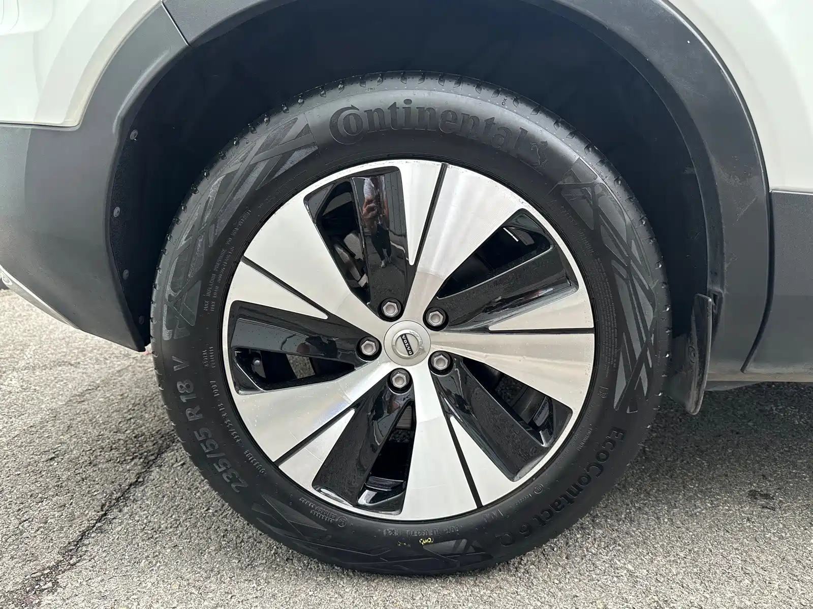 Фото 21 - Volvo XC40