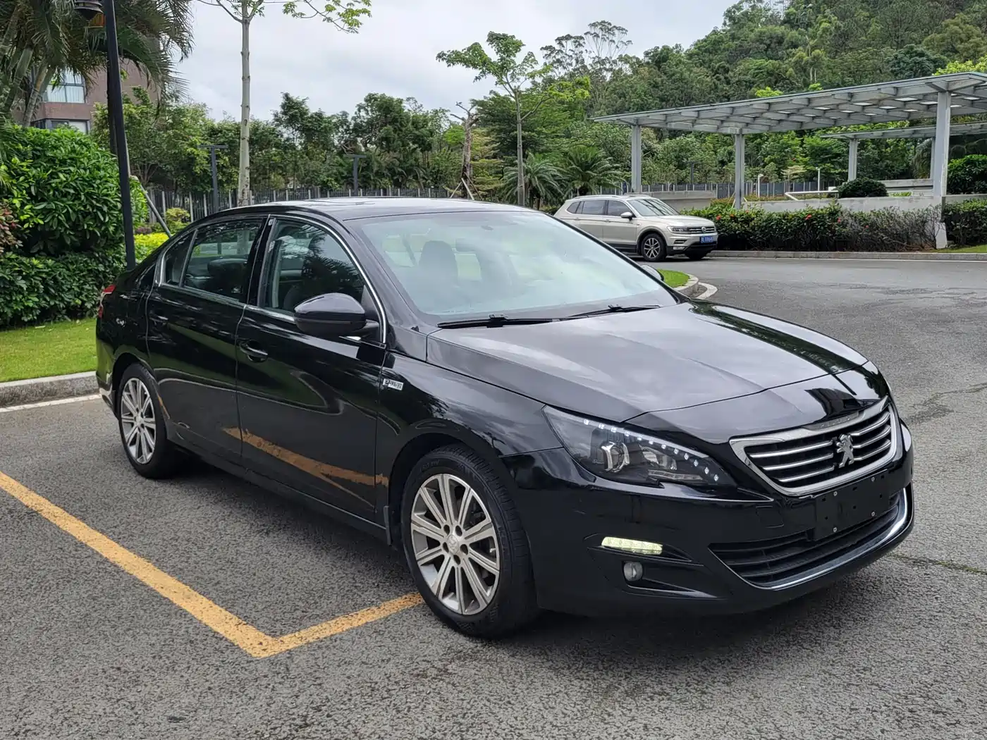 Peugeot 408 2015 Model 1.2T Automatic Luxury Edition фото 3