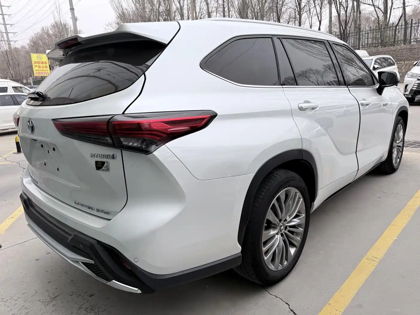 Toyota Highlander 2022 Dual Engine 2.5L 4WD Supreme Edition 7-Seater фото 17