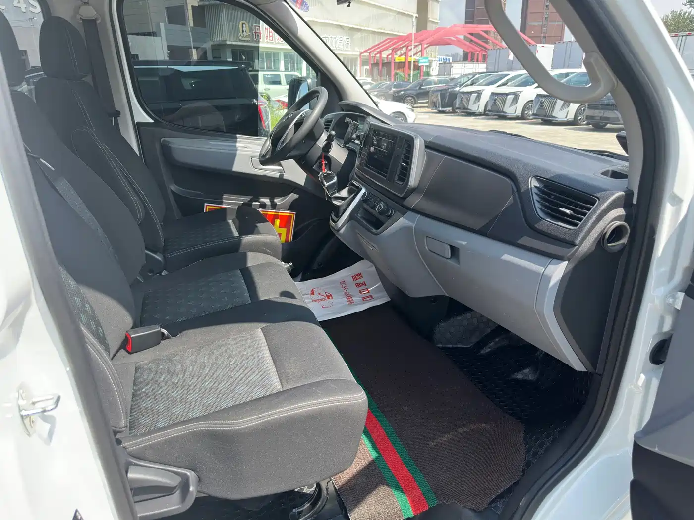SAIC Maxus Xintu V80 2025 2025 Model PRO Aoyun 2.0T Automatic Short Wheelbase Medium Roof 5/6-seater