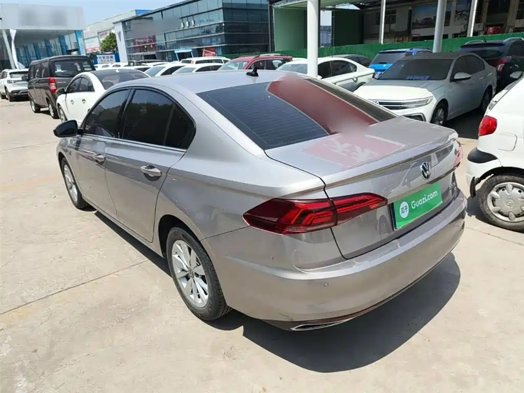 VOLKSWAGEN BORA