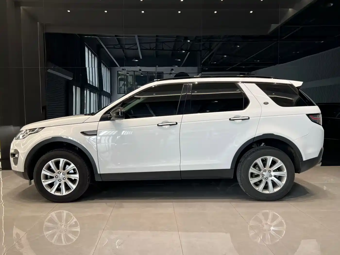 Land Rover Discovery Sport 2018 240PS SE Edition фото 4