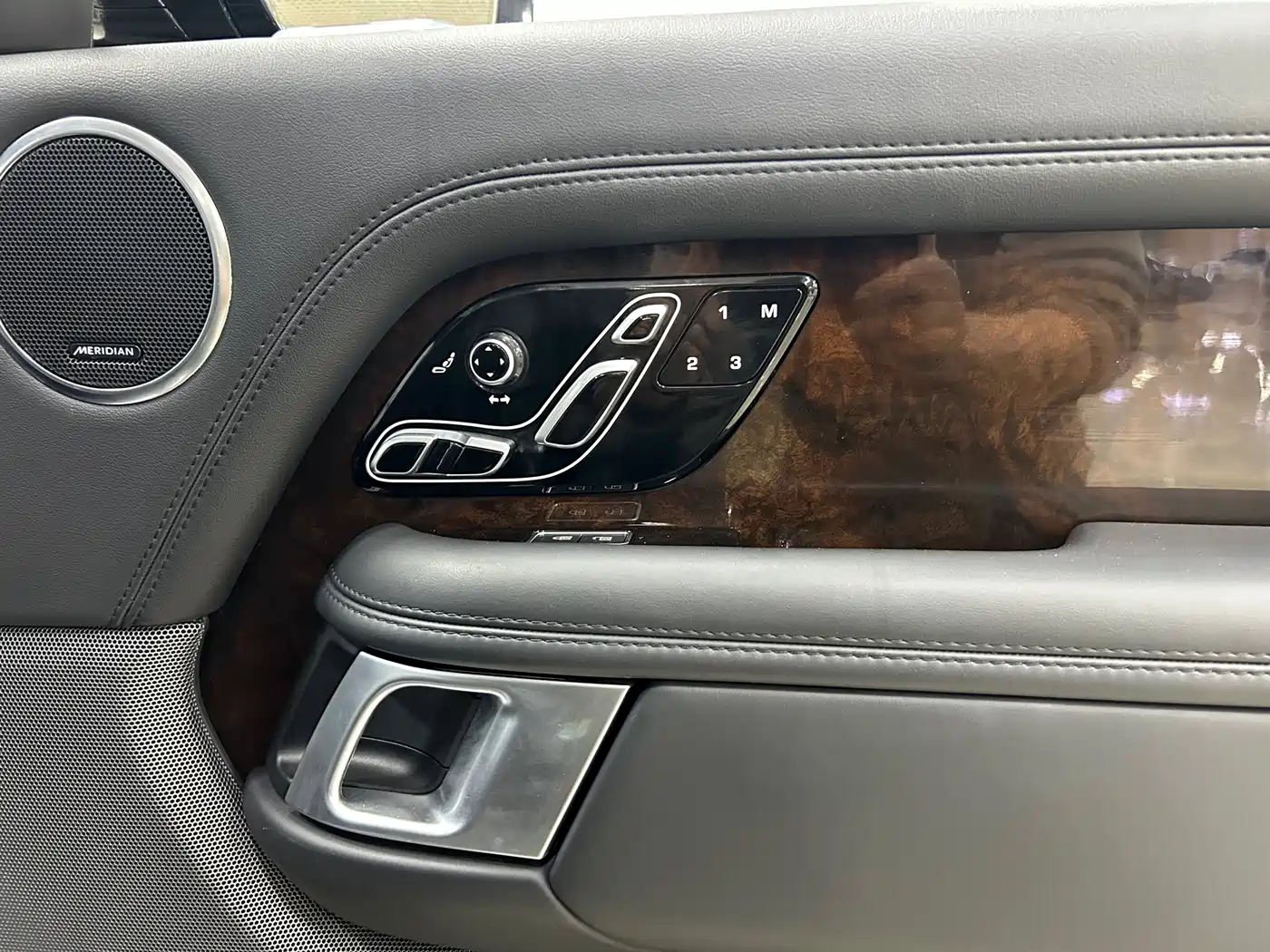 Land Rover Range Rover 2021 3.0 L6 Heritage Extended Classic Edition фото 27