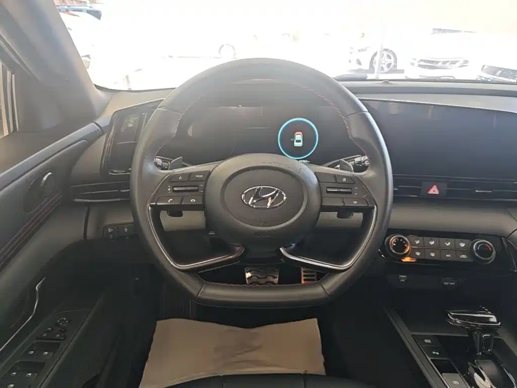 Фото 11 - Hyundai Elantra