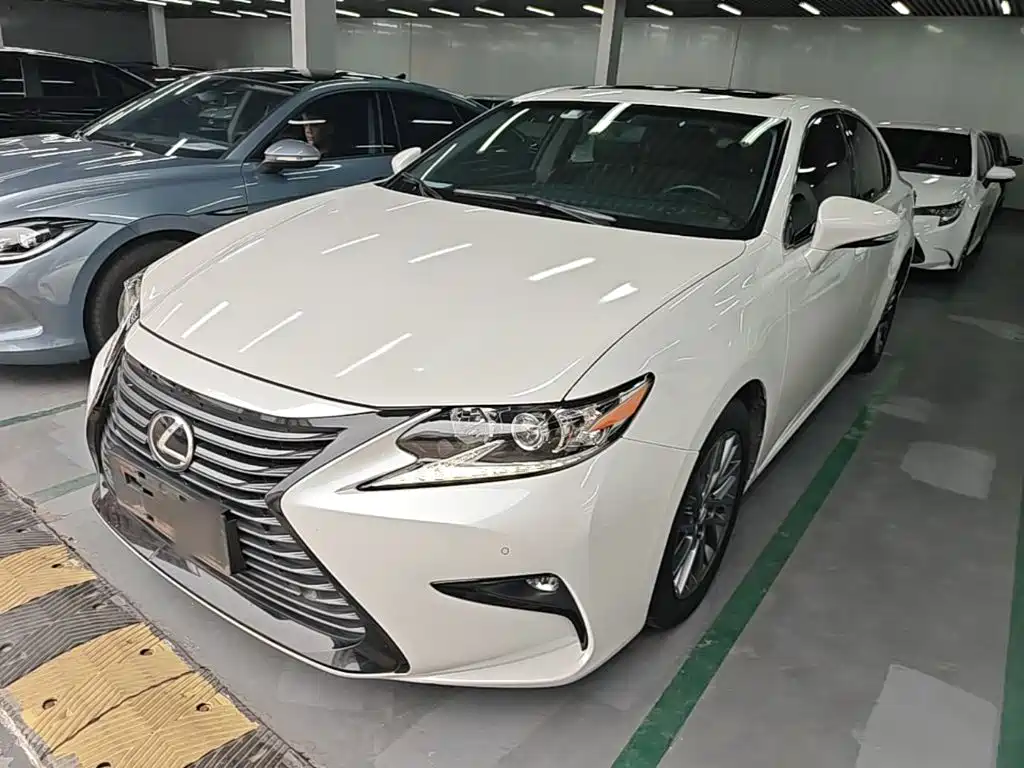 Фото 2 - Lexus ES
