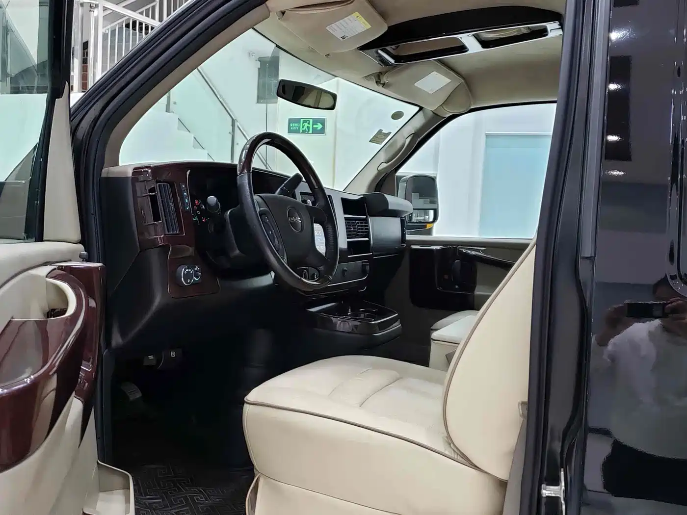 GMC Savana 2017 2014 6.0L Long Wheelbase Leader Edition