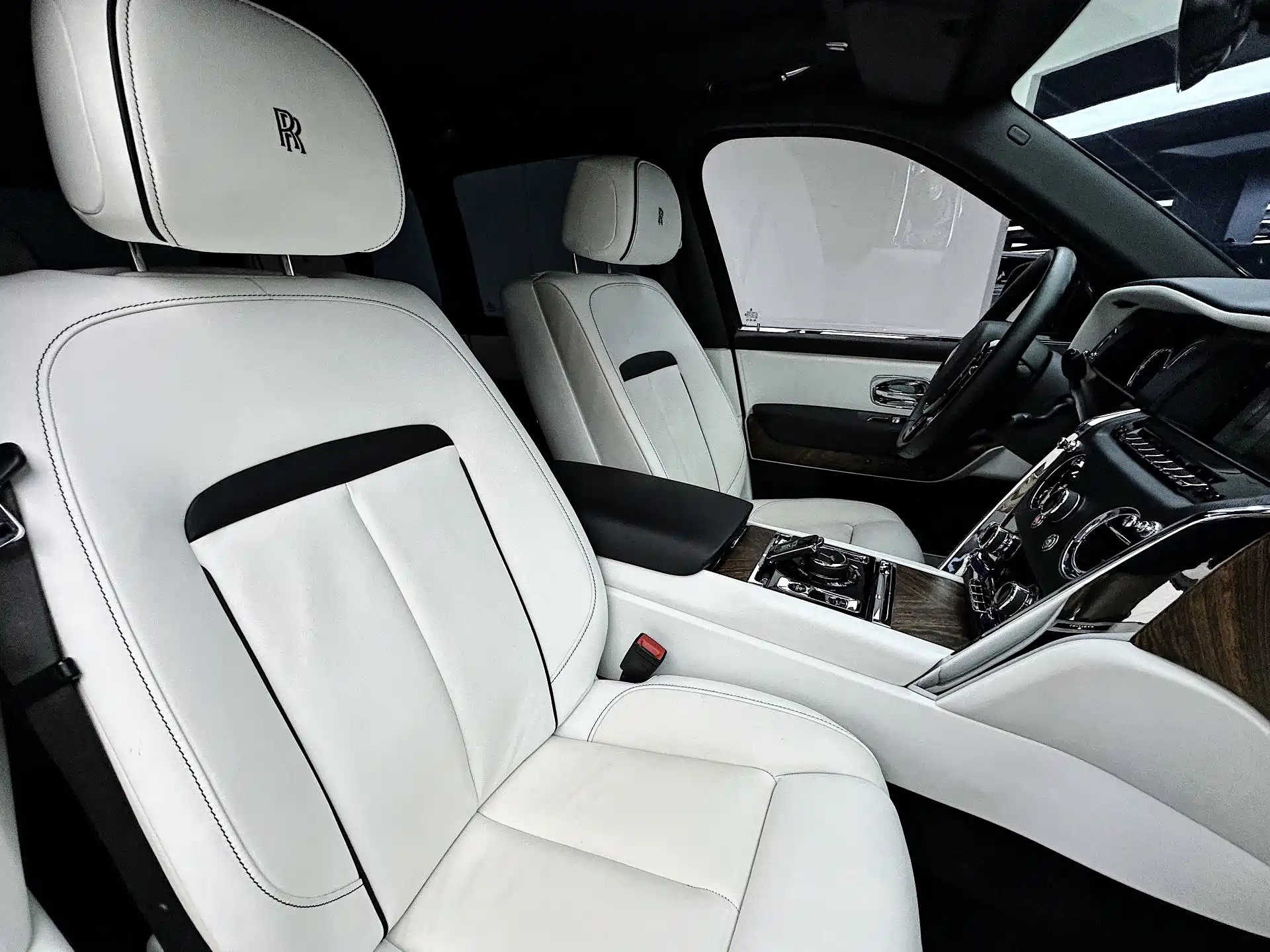 Фото 24 - Rolls-Royce Cullinan