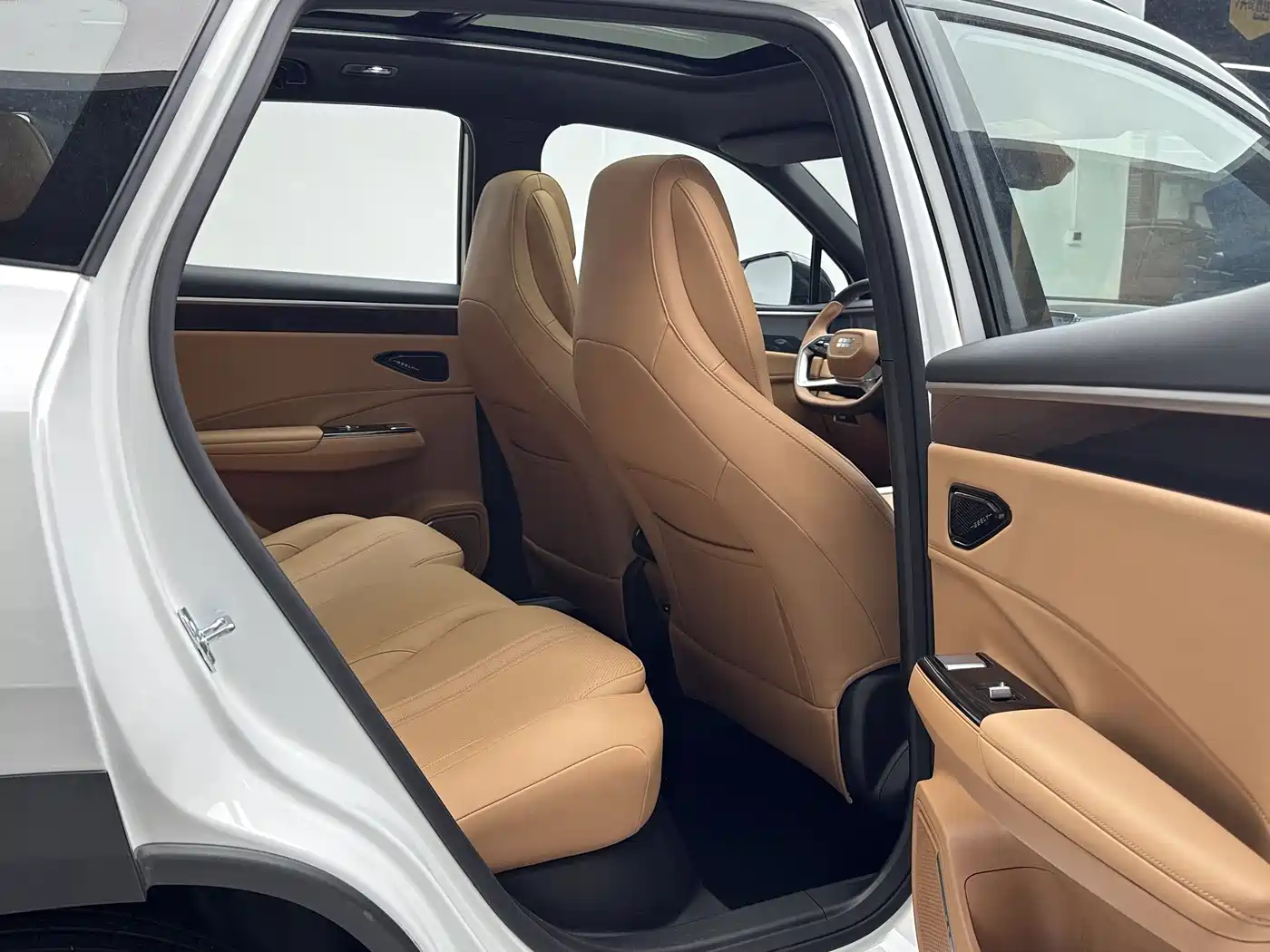 Geely Galaxy Galaxy L7 2025 EM-i 115km Explorer+ Edition фото 16