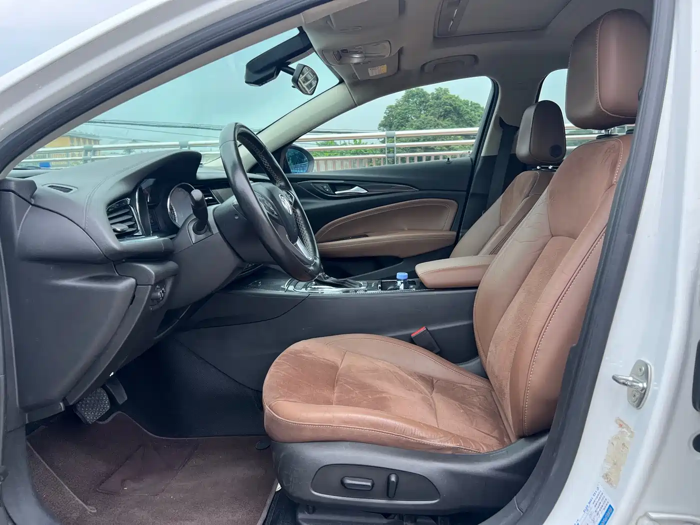 Photo 4 - Buick Regal