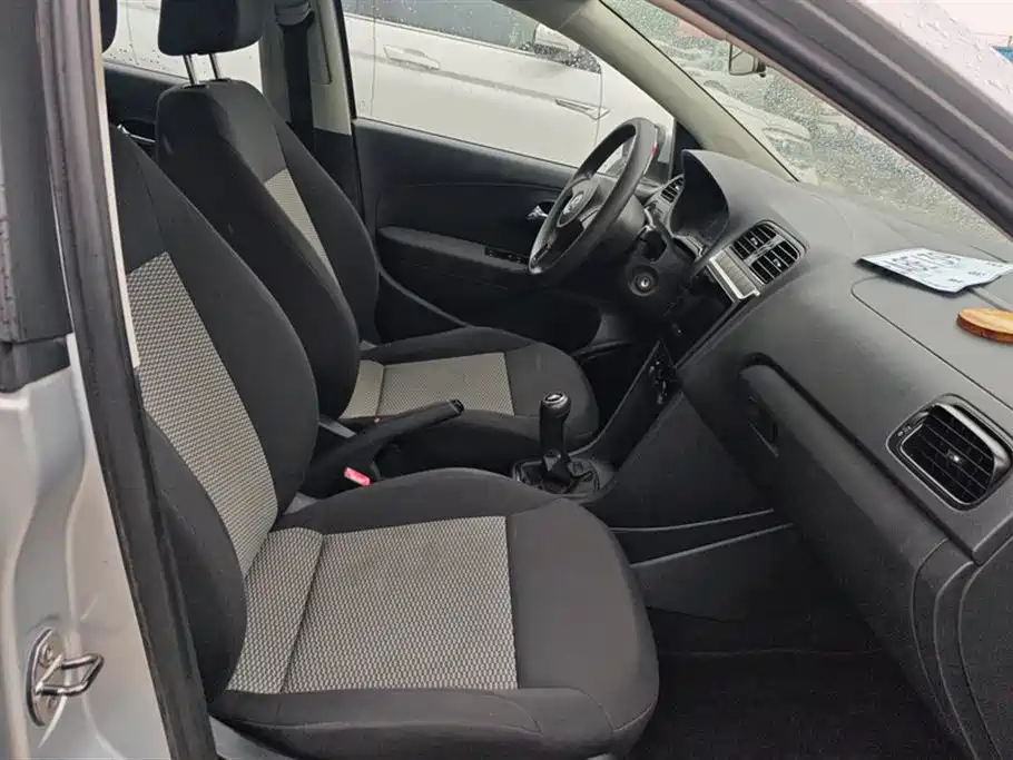 Volkswagen Polo 2013 1.4L Manual Trend Edition фото 8