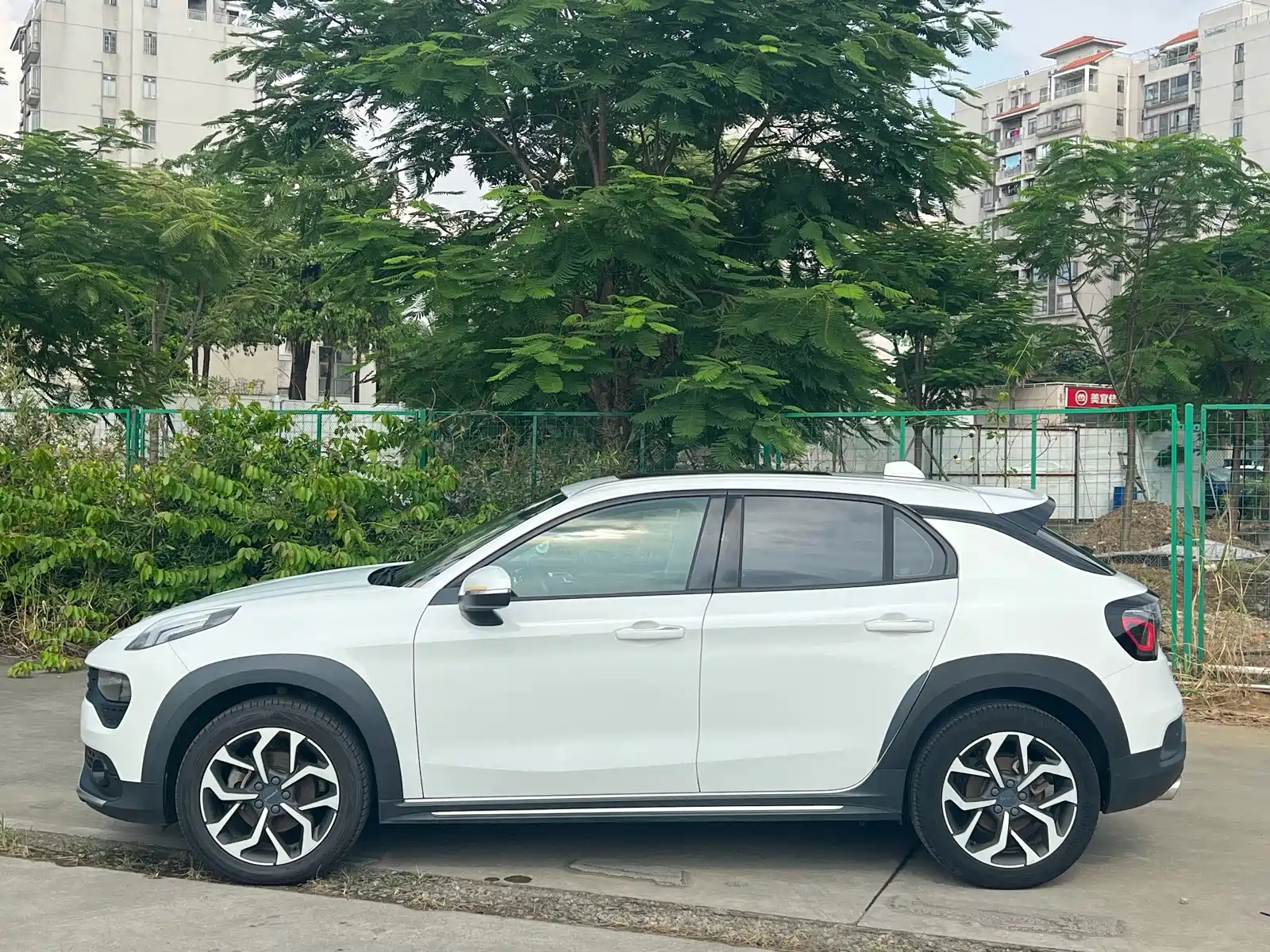 Photo 3 - Lynk & Co 02