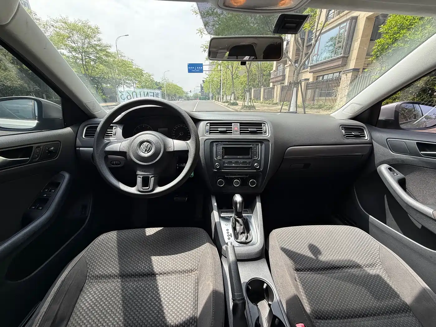 Volkswagen Sagitar 2014 1.6L Automatic Fashion фото 6