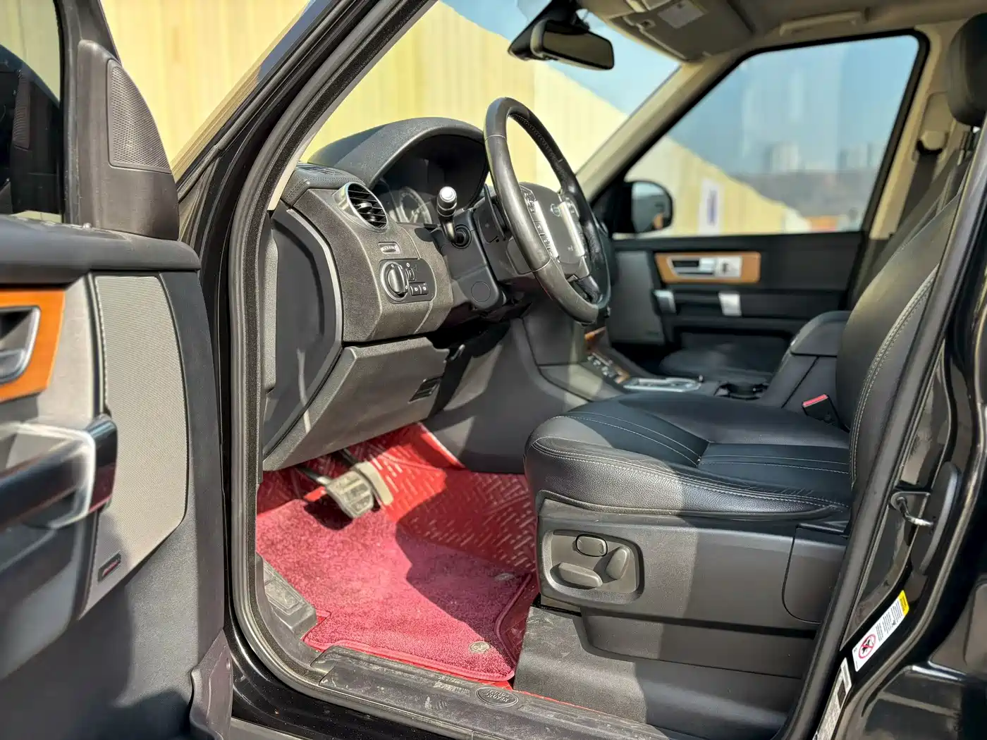 Land Rover Discovery 2015 3.0 SC V6 SE фото 4