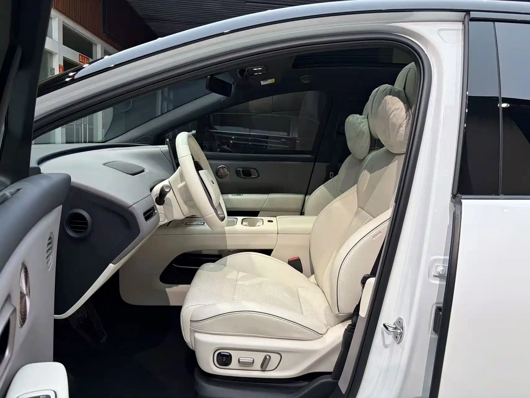 Photo 9 - Li Auto i6