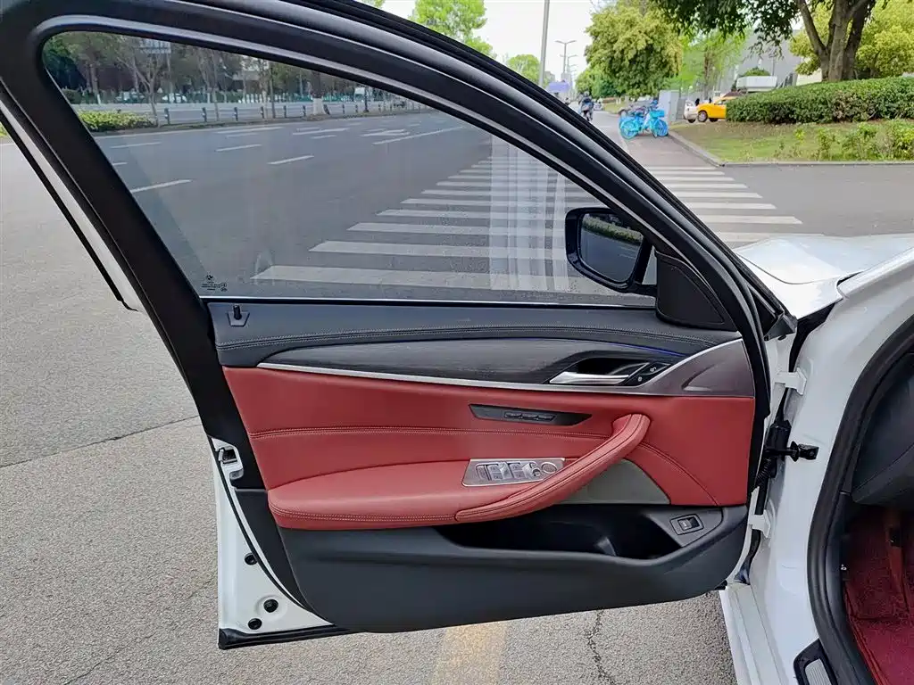 BMW 5 Series 2023 530Li Leading M Sport Package фото 6