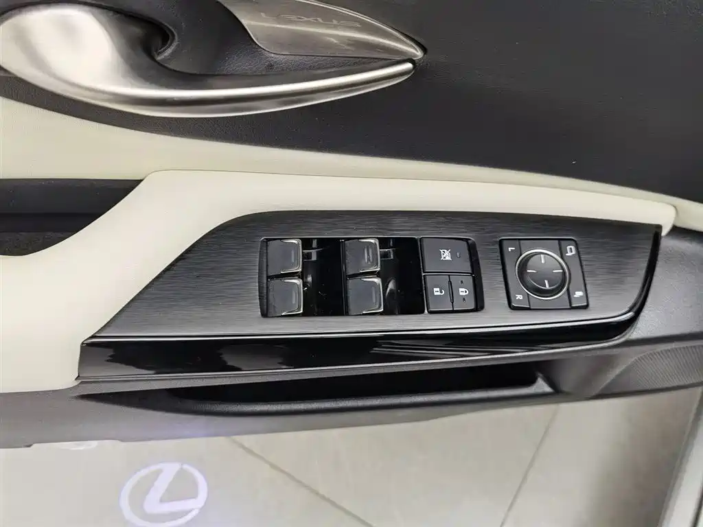 Lexus ES 2021 300h F SPORT фото 9