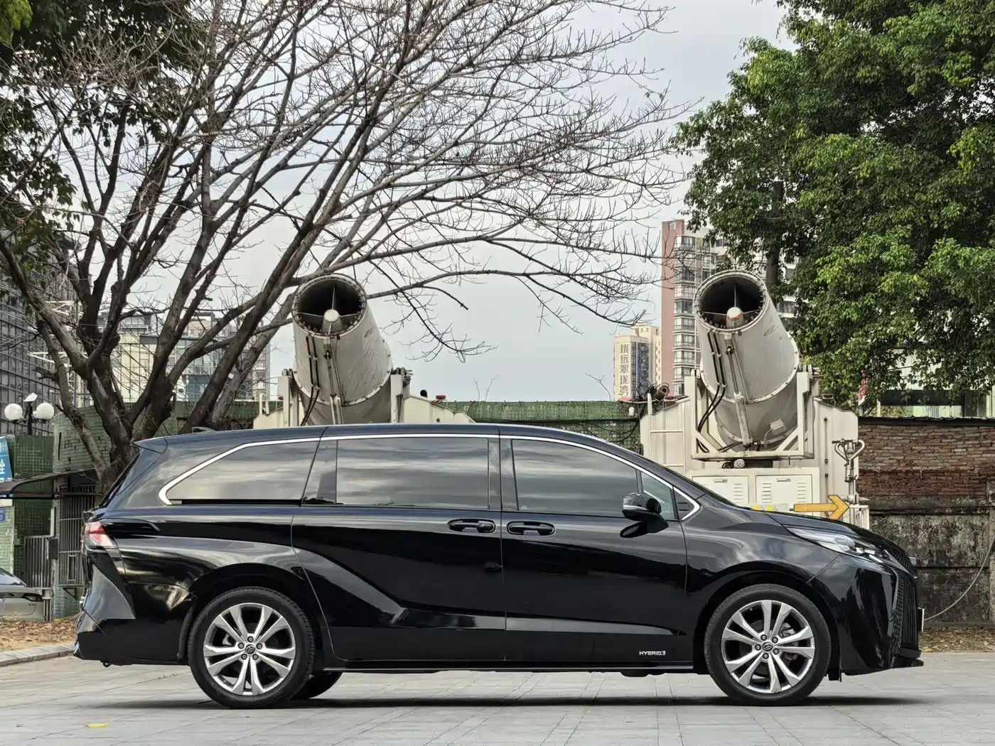 Toyota Sienna 2024 2.5L Hybrid Premium Edition фото 3