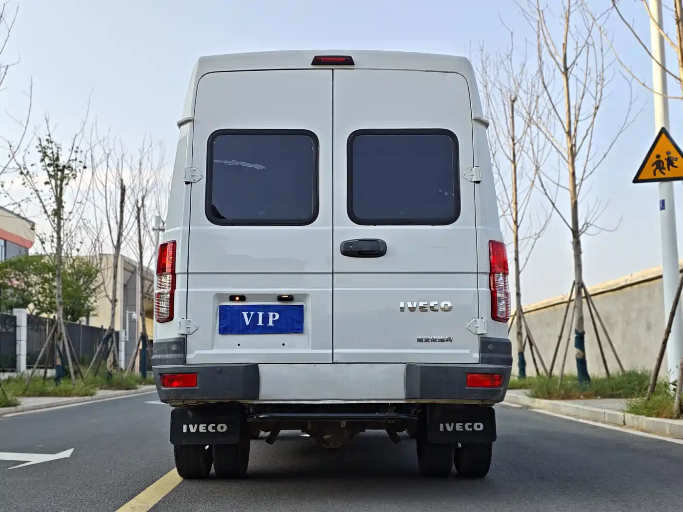 Iveco Daily 2023 2022 2.5T A37 M1 Bus 5-9 Seats Long Wheelbase Medium Roof Dual Tire Sliding Door