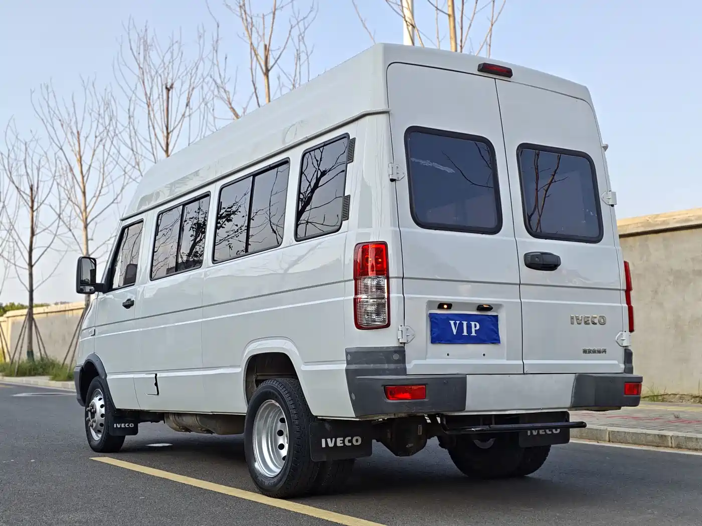Iveco Daily 2023 2022 2.5T A37 M1 Bus 5-9 Seats Long Wheelbase Medium Roof Dual Tire Sliding Door