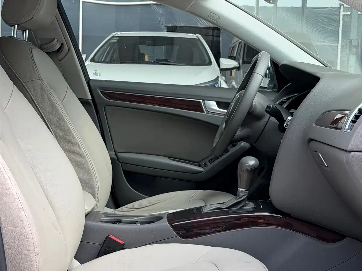Audi A4L 2012 2.0 TFSI Auto Standard фото 6