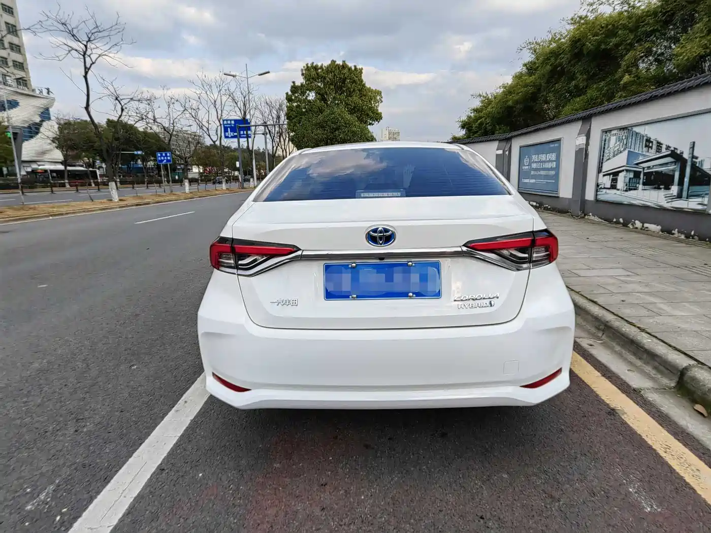 Toyota Corolla 2019 Hybrid 1.8L E-CVT Flagship Edition фото 10