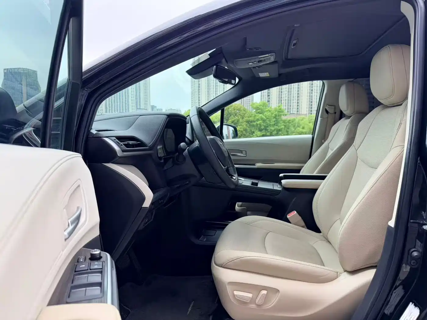 Toyota Sienna 2021 2.5L Hybrid Premium Edition фото 7