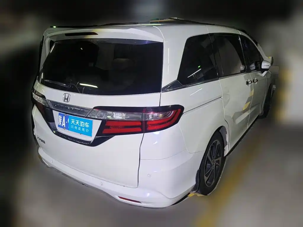 Photo 2 - Honda Odyssey